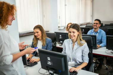 Programlama okulundaki kadın eğitimci ve öğrenciler ders sırasında tartışırlar. 