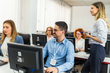 Programlama okulundaki kadın eğitimci ve öğrenciler ders sırasında tartışırlar.