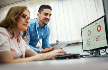 İş adamları, bir grup programcı modern ofiste her gün çalışıyorlar.