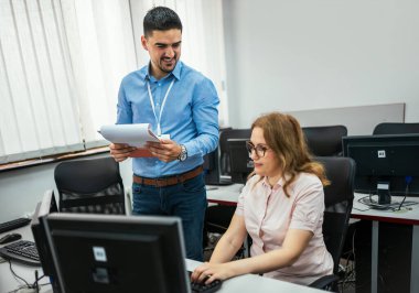 Programlama okulunda eğitimci ve öğrenciler