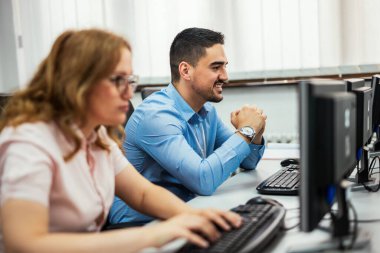 İş adamları, bir grup programcı modern ofiste her gün çalışıyorlar.