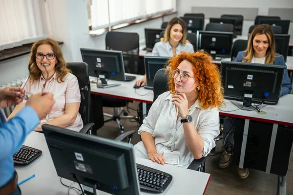 Bilgisayar Sınıfında Masalarda Oturan Gençlerin Görüntüsü — Stok fotoğraf