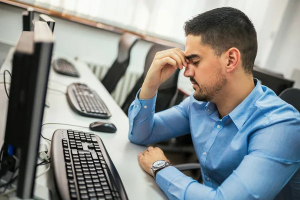 Mężczyzna Programista Mając Ból Głowy Podczas Pracy Biurze — Zdjęcie stockowe