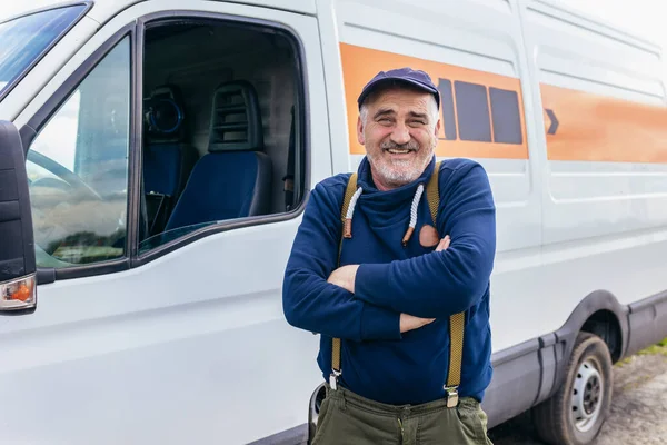 Happy Confiante Motorista Masculino Frente Sua Van Olhando Para Câmera — Fotografia de Stock