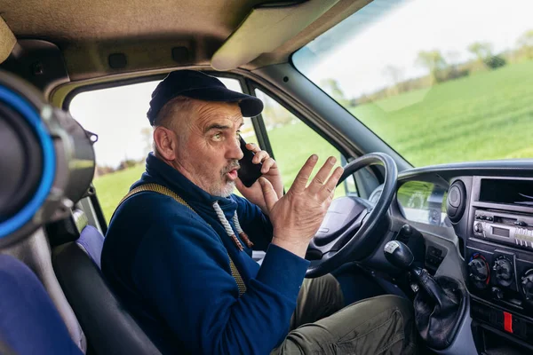 Mature Truck Driver Using Mobile Phone While Driving Transport Vehicle — Stock Photo, Image