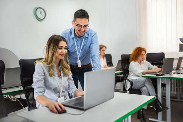 Young Teacher Teaching Young Students Programming Class Classroom — Stock Photo, Image