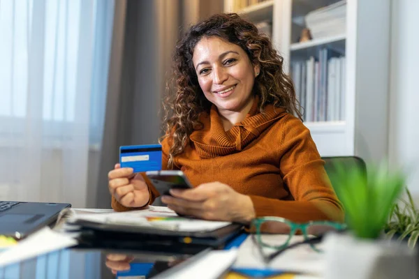 Vrouw Het Thuiskantoor Met Een Creditcard Die Online Bestelt Koopt — Stockfoto