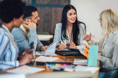 Modern iş adamları ofiste yeni fikirleri tartışıyor. Modern ofiste iş adamları buluşuyor..