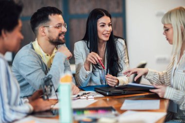 Modern iş adamları ofiste yeni fikirleri tartışıyor. Modern ofiste iş adamları buluşuyor..