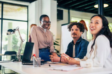 İş arkadaşları işlerine ara verirken ofiste dinleniyorlar.