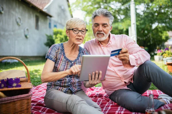 Yaşlı Bir Çift Internetten Bilgisayar Alıyor Kartlarını Kullanıyor Arka Bahçede — Stok fotoğraf