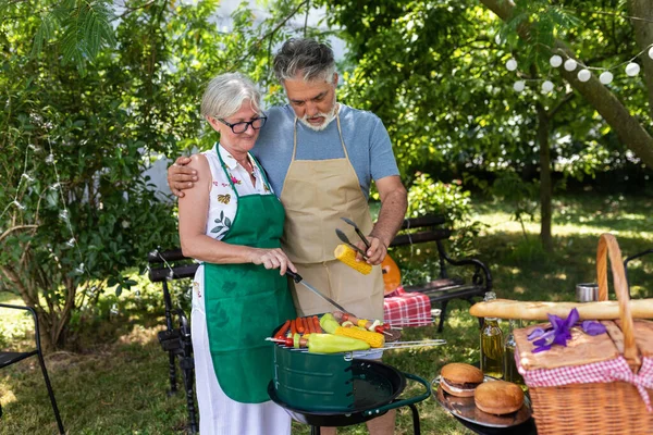 Elderly Couple Celebrate 4Th July Backyard Making Barbeque Vegetables Drinking — Stock Photo, Image