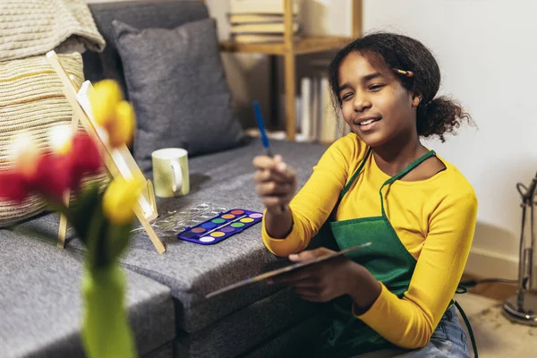 Ein Frühes Mädchen Benutzt Einen Pinsel Kreativität Und Farbe Auf — Stockfoto