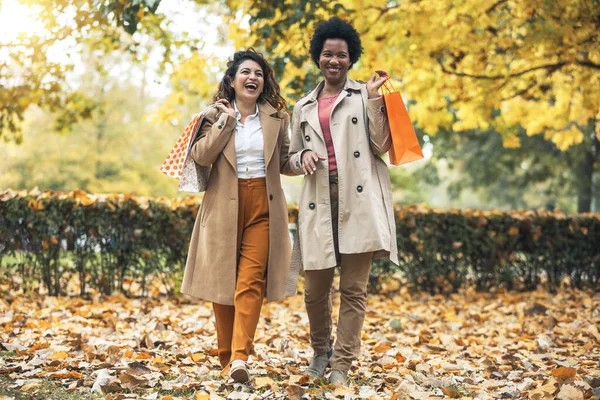 Szczęśliwa Kobieta Przyjaciele Chodzenie Lesie Jesienią Torbami Zakupy — Zdjęcie stockowe