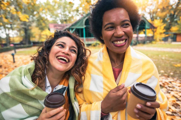 Dvě Usmívající Mladé Ženy Přátelé Chatování Venku Pití Kávy Zatímco — Stock fotografie