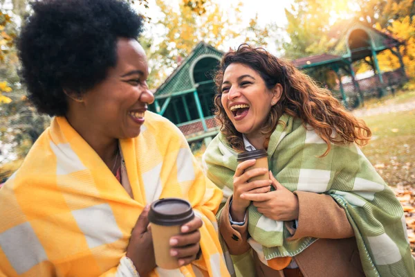 Two Smiling Young Women Friends Chatting Outdoors Drinking Coffee While — Stock Photo, Image