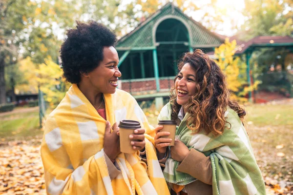 Dwie Uśmiechnięte Młode Kobiety Rozmawiające Dworze Pijące Kawę Podczas Spaceru — Zdjęcie stockowe