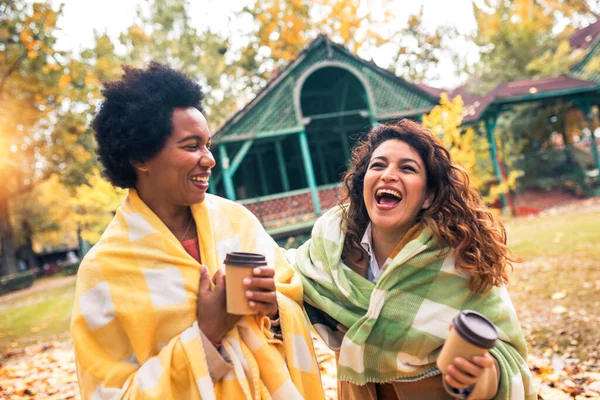 Dwie Uśmiechnięte Młode Kobiety Rozmawiające Dworze Pijące Kawę Podczas Spaceru — Zdjęcie stockowe