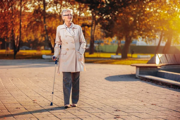 Starsza Szczęśliwa Kobieta Spacerująca Laską Kolorowym Parku Jesienią — Zdjęcie stockowe