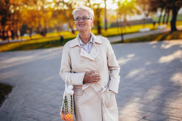 Older Woman Walking Colorful Park Enjoying View Her Groceries Autumn — Stock Photo, Image