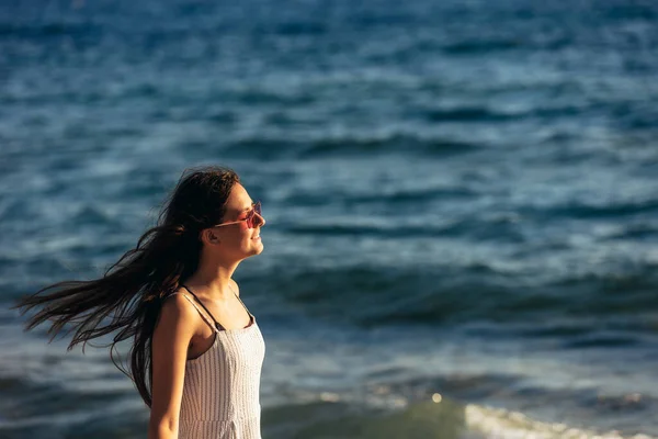 少女欣赏大海和日落的美丽景色 度假的概念 — 图库照片