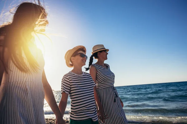 Madre Hijos Tomados Mano Disfrutando Puesta Sol Playa Felices Viajes — Foto de Stock