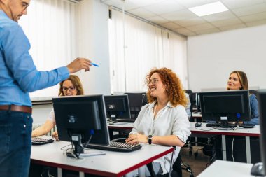 Programlama okulunda eğitimci ve öğrenciler