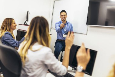 Programlama okulunda eğitimci ve öğrenciler