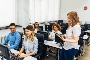 Programlama okulunda eğitimci ve öğrenciler