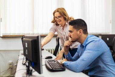 Programlama okulunda eğitimci ve öğrenciler