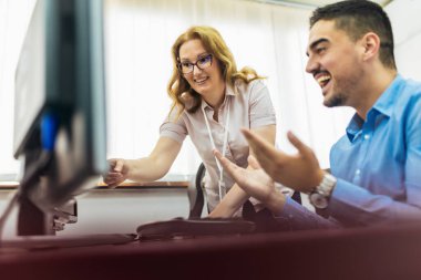 Programlama okulunda eğitimci ve öğrenciler