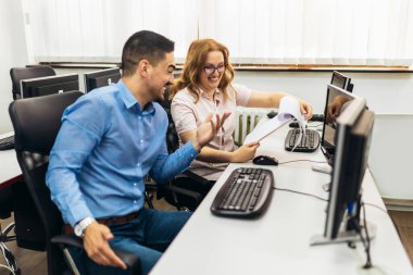 Programlama okulunda eğitimci ve öğrenciler