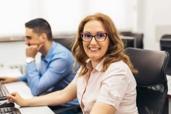 Portrét Moderní Podnikatelky Usmívající Dívající Kamery Zatímco Sedí Své Kanceláři — Stock fotografie