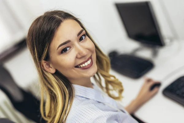 Portrét Moderní Podnikatelky Usmívající Dívající Kamery Zatímco Sedí Své Kanceláři — Stock fotografie