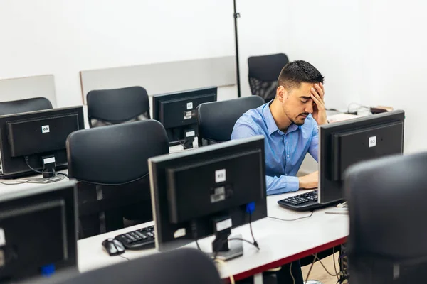 Młody Przystojny Biznesmen Ciężko Pracuje Jego Komputer Jego Biurze — Zdjęcie stockowe