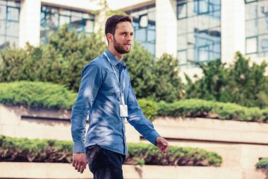 Sokaklarda koşan genç bir iş adamı. 