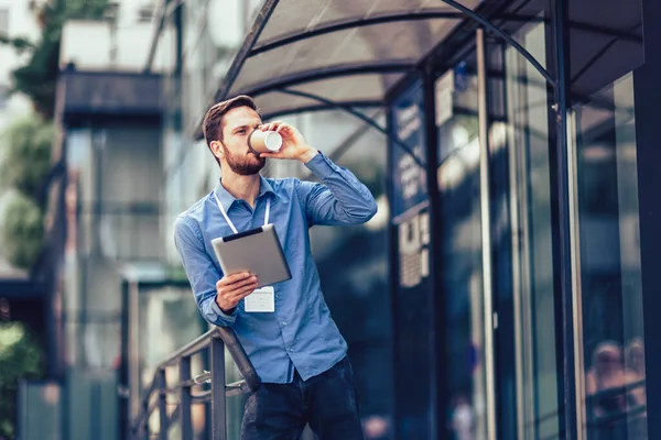 Biznesmen Korzystający Tabletu Pijący Kawę Poza Pracą — Zdjęcie stockowe