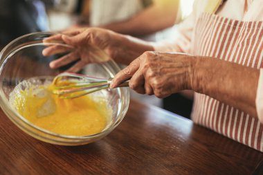 Akşam yemeği partisinde bir grup kıdemli arkadaş yemek pişiriyor. Kapatın..