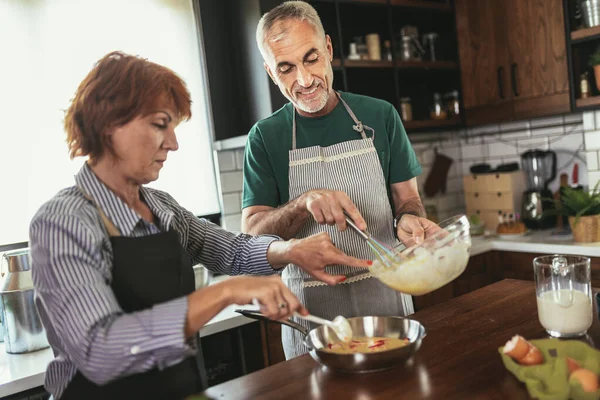 Grupo Amigos Seniores Jantar Casa Cozinhar — Fotografia de Stock