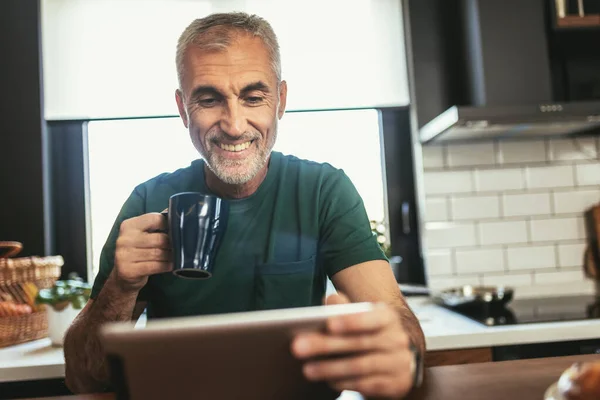 Starší Muž Kuchyni Práce Domova Pomocí Digitální Tablet — Stock fotografie