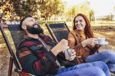 Bir kafede kahve ve konuşma zevk içinde oturan güzel sevgi dolu çift.