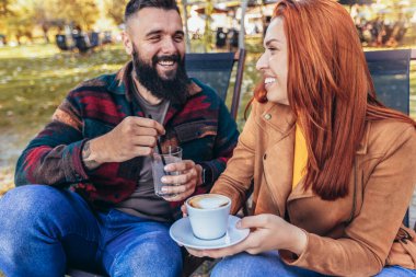 Bir kafede kahve ve konuşma zevk içinde oturan güzel sevgi dolu çift.