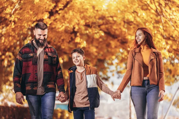 Młodych Szczęśliwych Rodziców Bawiących Się Chłopcem Podczas Biegania Parku Jesienny — Zdjęcie stockowe
