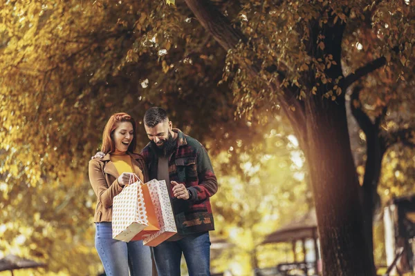 Gelukkige Paar Met Boodschappentassen Herfst Park — Stockfoto