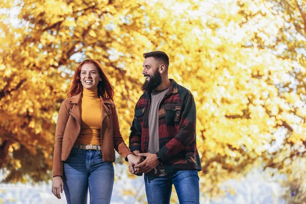 Young Happy Couple Looking Each Other While Holding Hands Walking — Stock Photo, Image