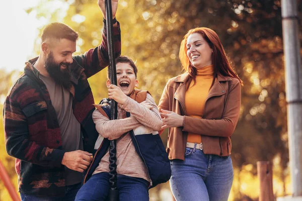 Fiatal Boldog Szülők Szórakozás Fiú Parkban Ősszel Nap — Stock Fotó