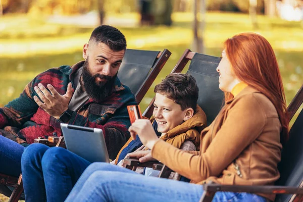 Young Family Enjoying Time Outdoor Cafe Using Digital Tablet Online — Stock Photo, Image