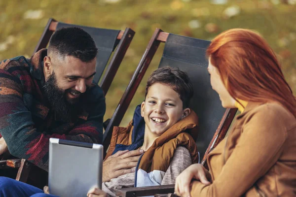 Young Family Enjoying Time Outdoor Cafe Using Digital Tablet — Stock Photo, Image