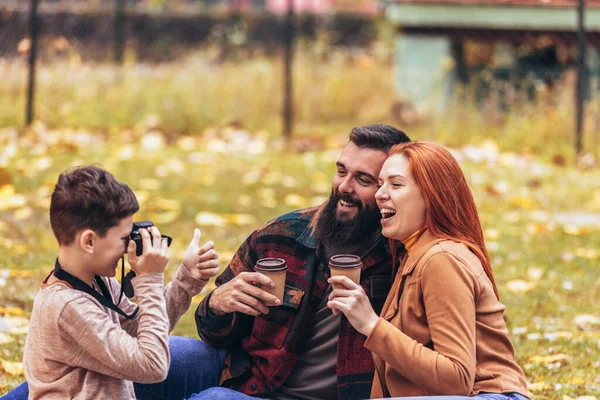 Jóvenes Padres Felices Divirtiéndose Con Hijo Parque Durante Día Otoño — Foto de Stock