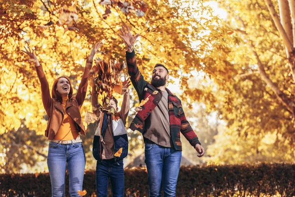 Junge Glückliche Eltern Amüsieren Sich Herbst Mit Ihrem Jungen Beim — Stockfoto